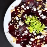 ENSALADA ORIENTAL CON REPOLLO, ZANAHORIA, POLLO Y SALSA DE SÉSAMO