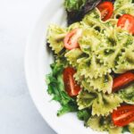 ENSALADA ORIENTAL CON REPOLLO, ZANAHORIA, POLLO Y SALSA DE SÉSAMO